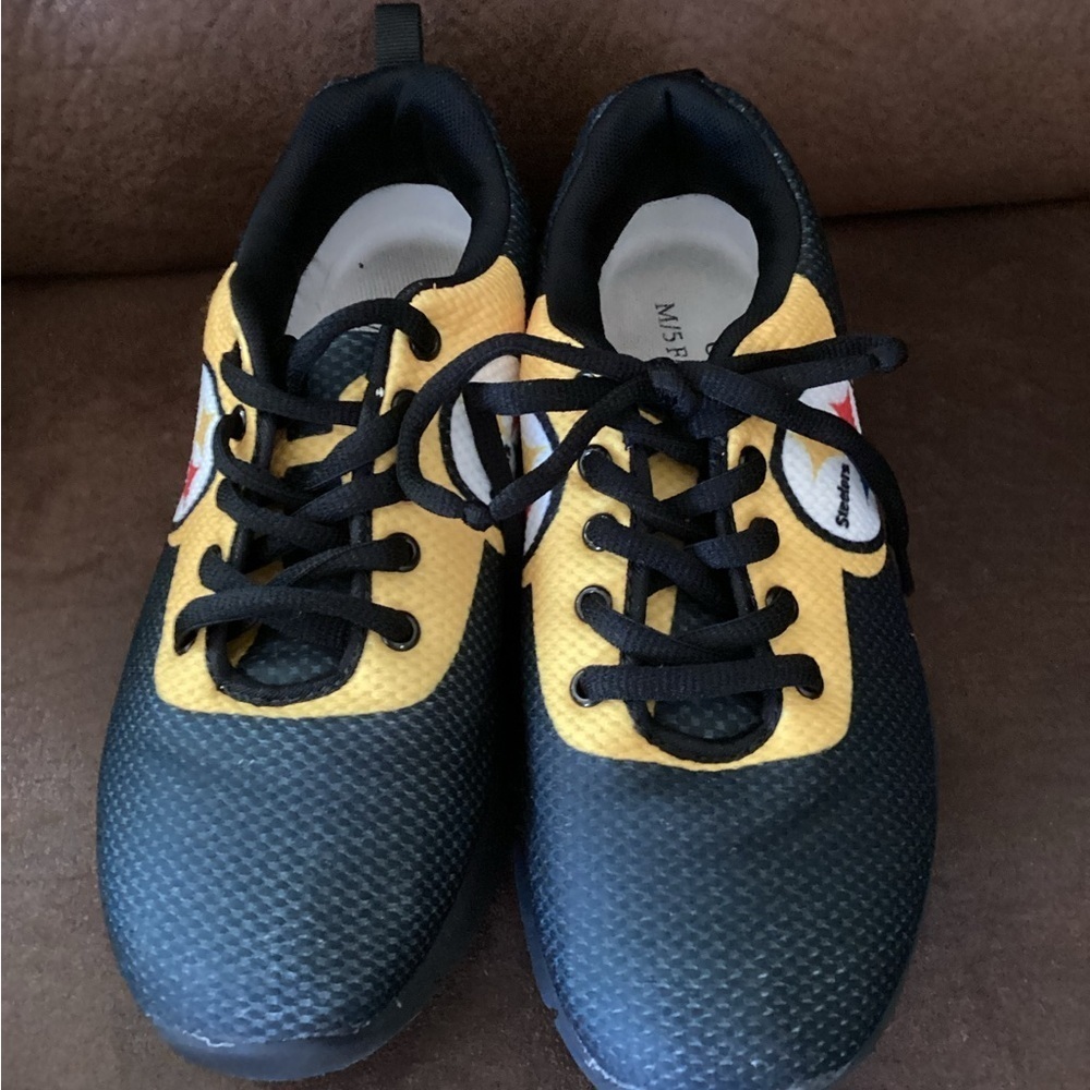 Pittsburgh Steelers SZ 8 sneaker fits more like a 7.5